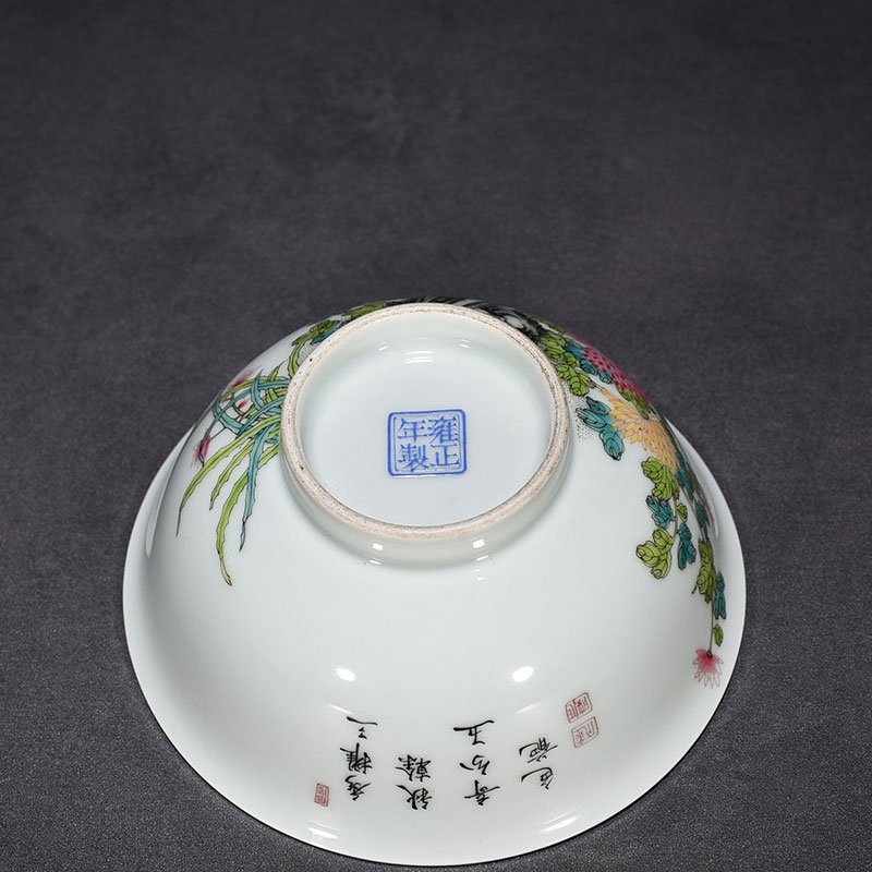 Qing Dynasty Yongzheng pastel chrysanthemum flower and bird pattern bowl