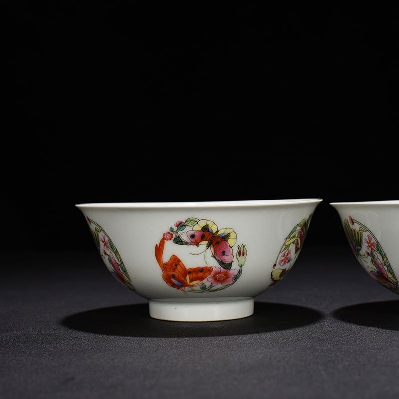 Qing Dynasty Yongzheng Pastel Butterfly Love Blossom Pattern Bowl