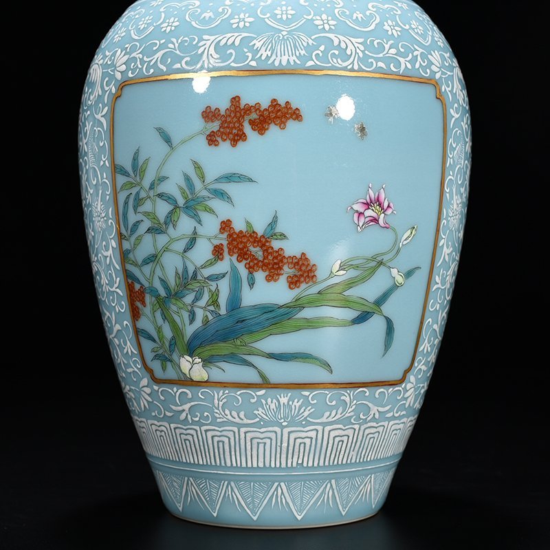 Qing Dynasty Yongzheng pink celadon glaze consecrated pink flower pattern plum vase