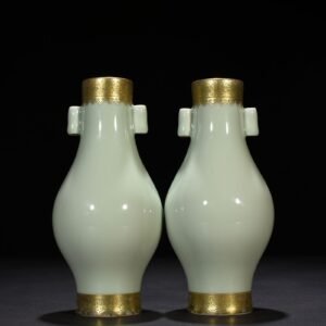 Qing Dynasty Yongzheng gold and floral decoration olive vase