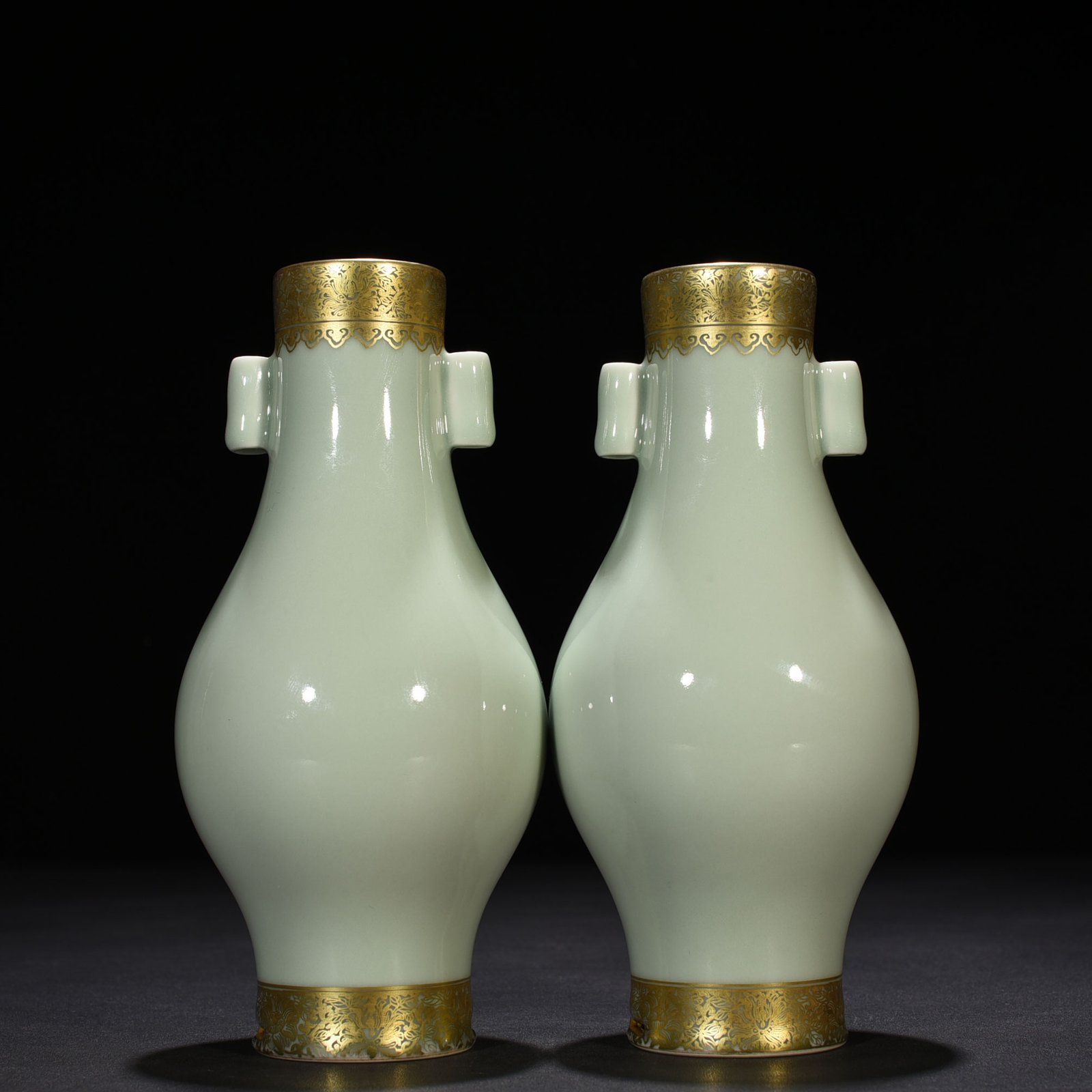 Qing Dynasty Yongzheng gold and floral decoration olive vase