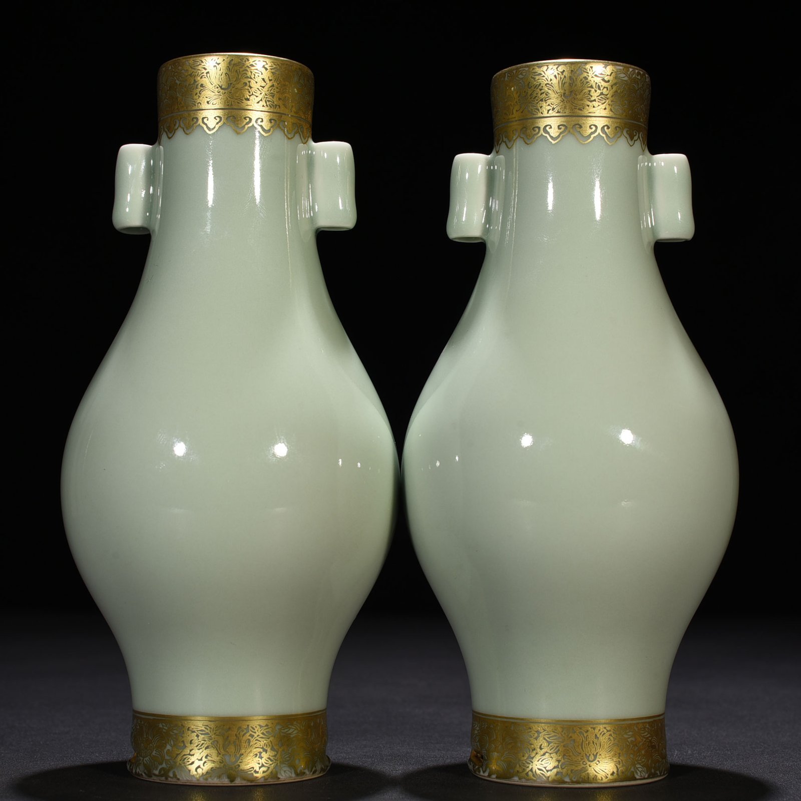 Qing Dynasty Yongzheng gold and floral decoration olive vase