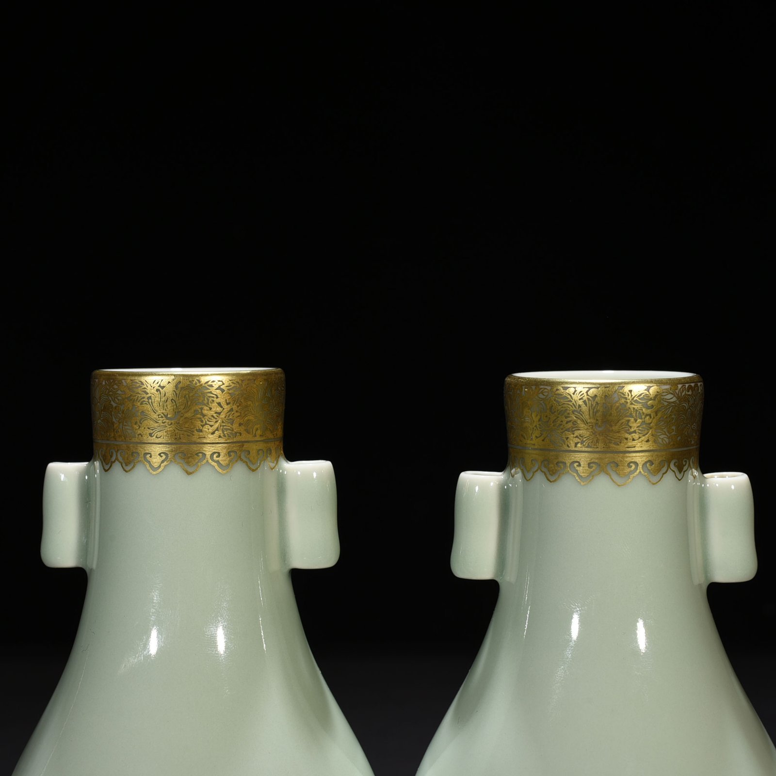 Qing Dynasty Yongzheng gold and floral decoration olive vase