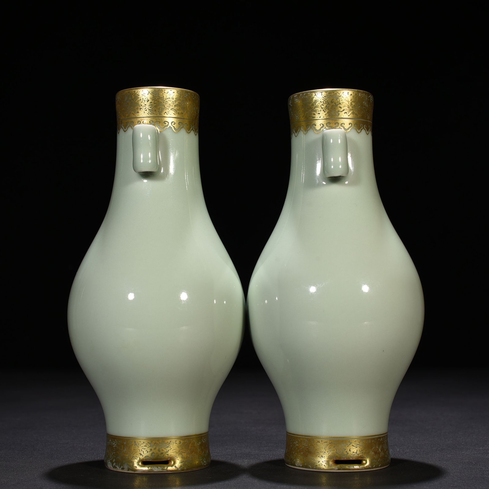 Qing Dynasty Yongzheng gold and floral decoration olive vase