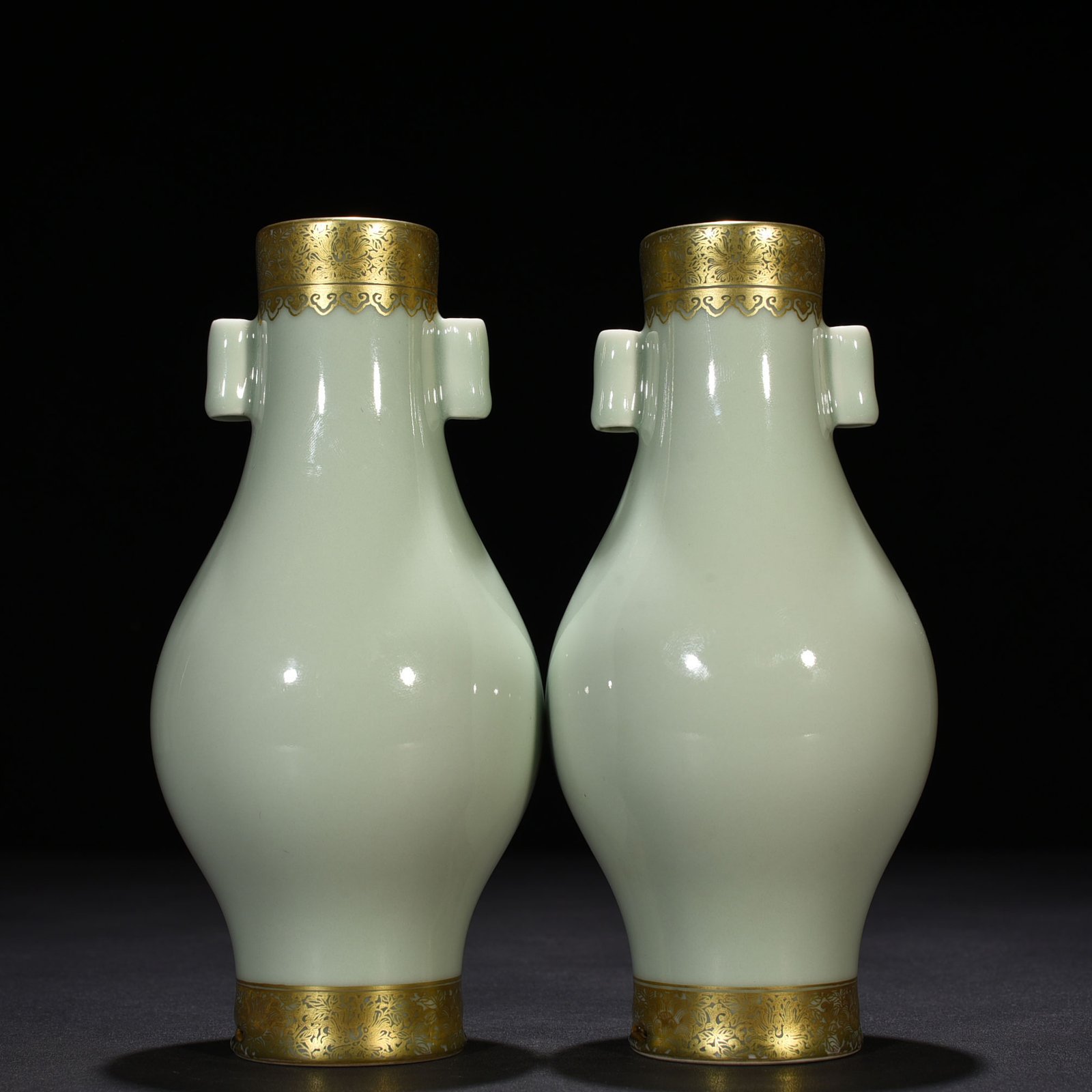 Qing Dynasty Yongzheng gold and floral decoration olive vase
