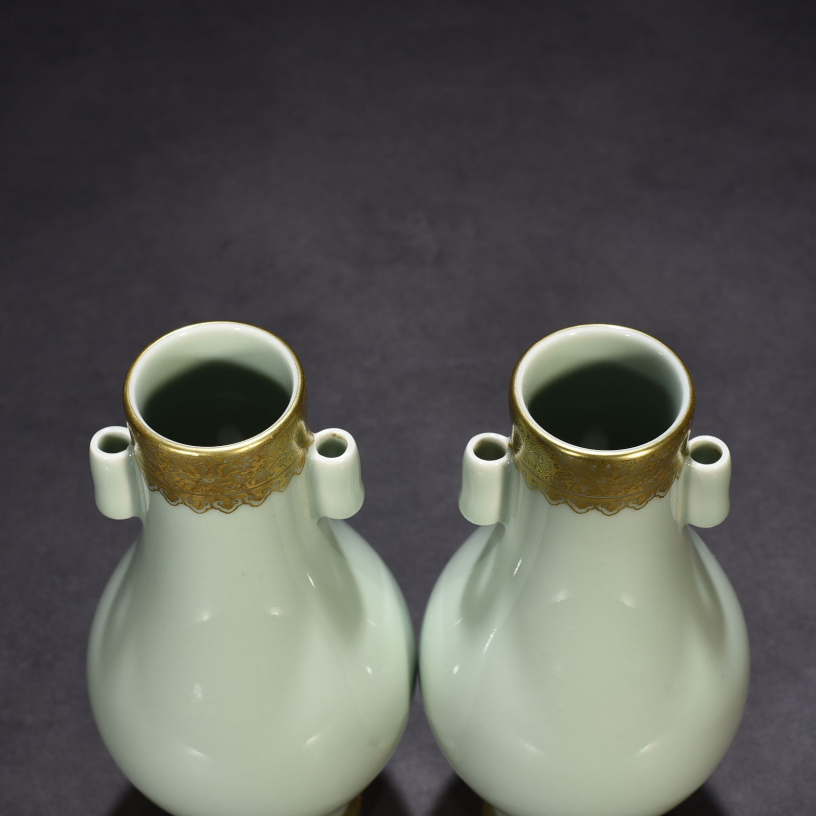 Qing Dynasty Yongzheng gold and floral decoration olive vase
