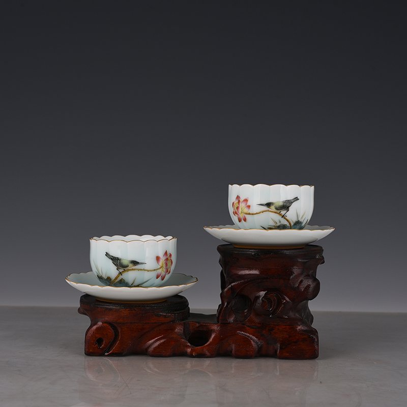 Qing Dynasty Yongzheng pink celadon enamel flower and bird lamp holder