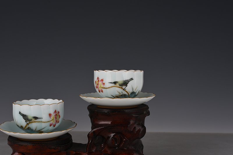 Qing Dynasty Yongzheng pink celadon enamel flower and bird lamp holder