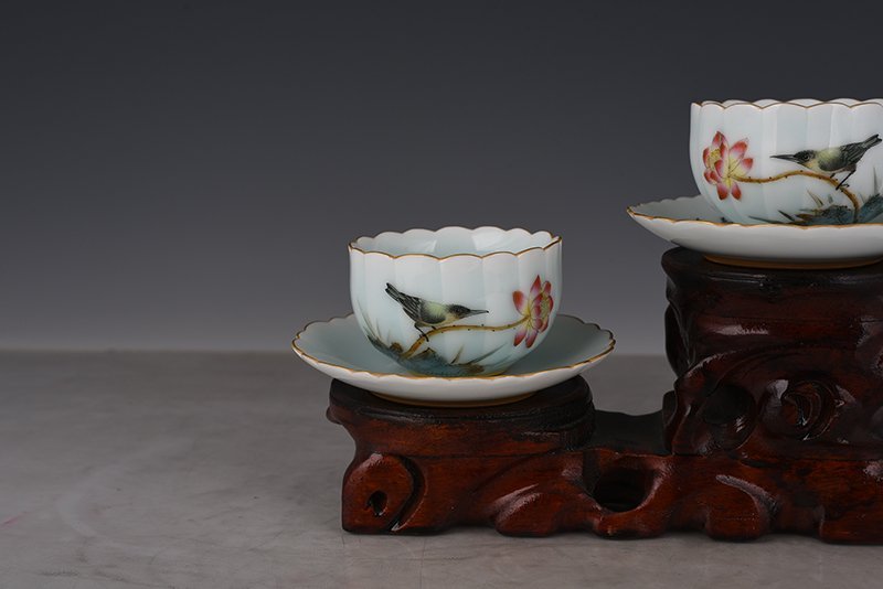 Qing Dynasty Yongzheng pink celadon enamel flower and bird lamp holder
