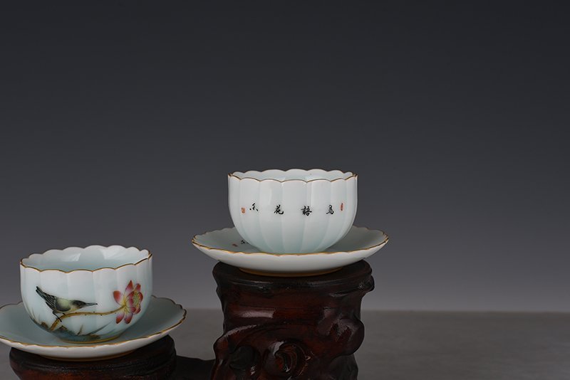 Qing Dynasty Yongzheng pink celadon enamel flower and bird lamp holder