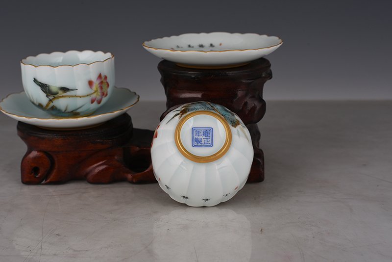 Qing Dynasty Yongzheng pink celadon enamel flower and bird lamp holder