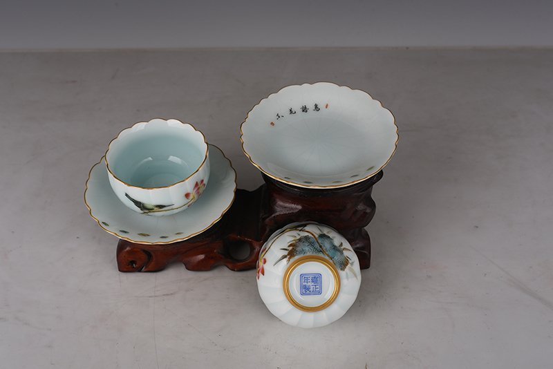 Qing Dynasty Yongzheng pink celadon enamel flower and bird lamp holder