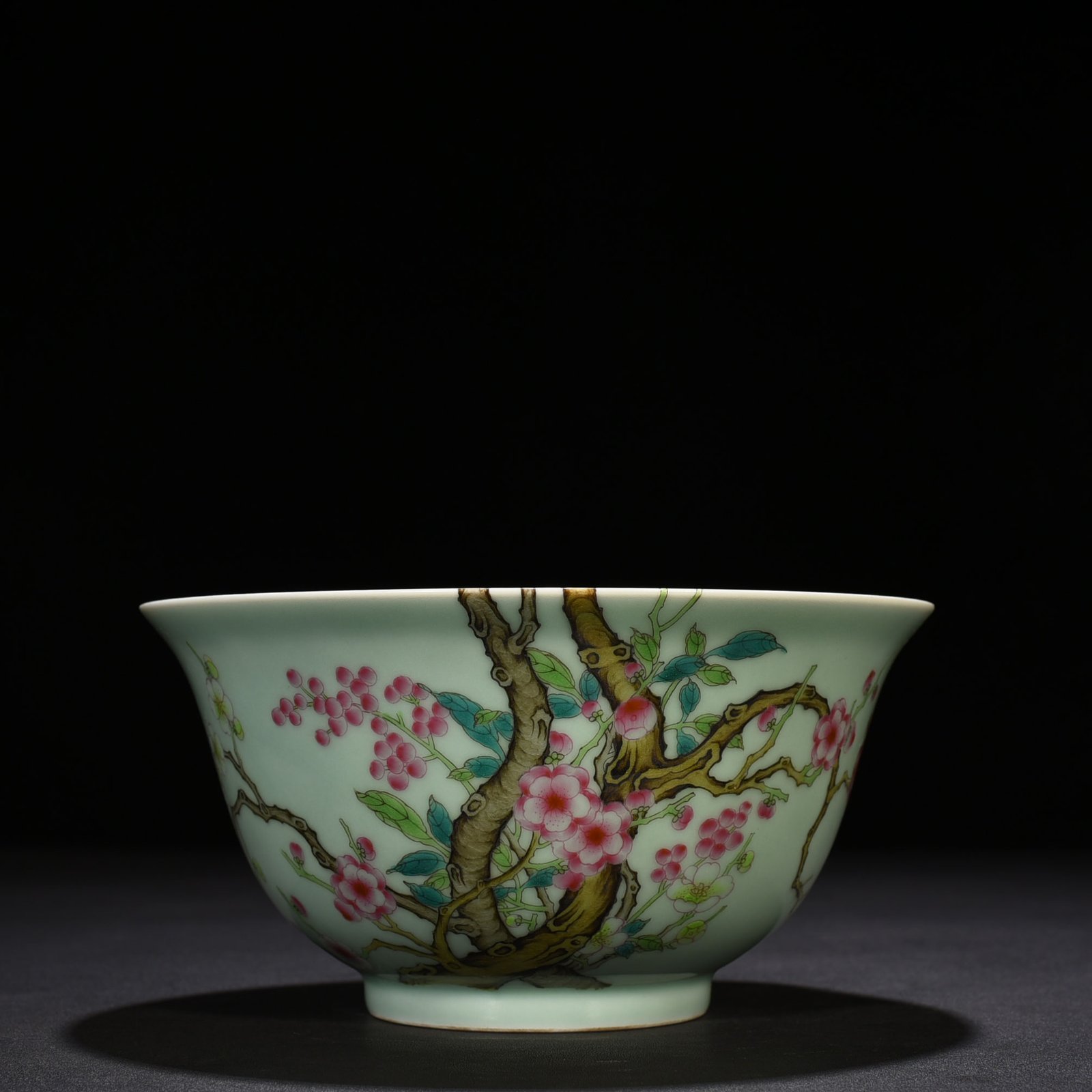 Qing Dynasty Yongzheng pink celadon glaze pastel bowl