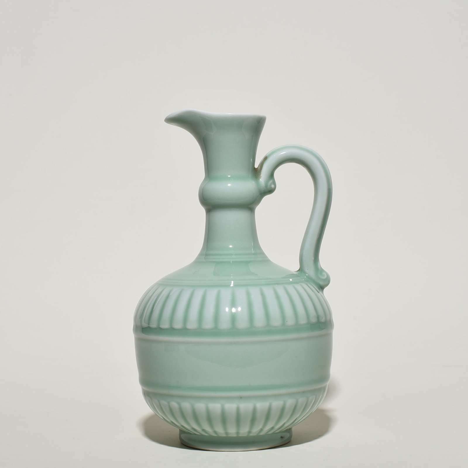 Qing Dynasty Yongzheng pink celadon glaze flower pouring
