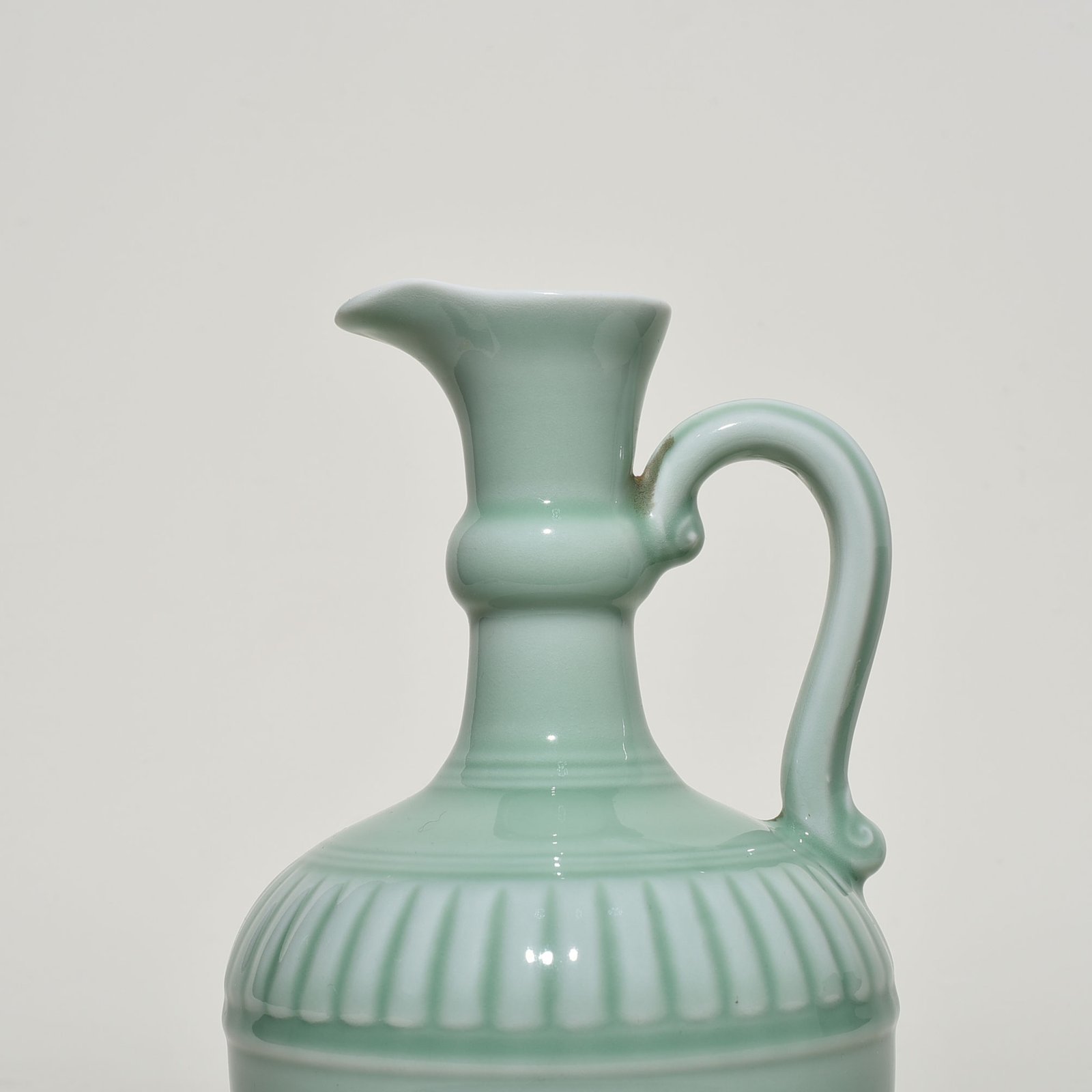 Qing Dynasty Yongzheng pink celadon glaze flower pouring