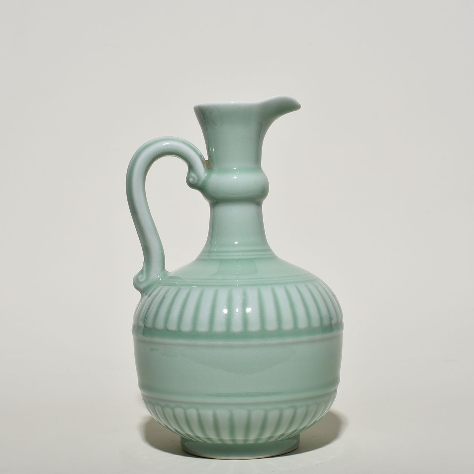 Qing Dynasty Yongzheng pink celadon glaze flower pouring