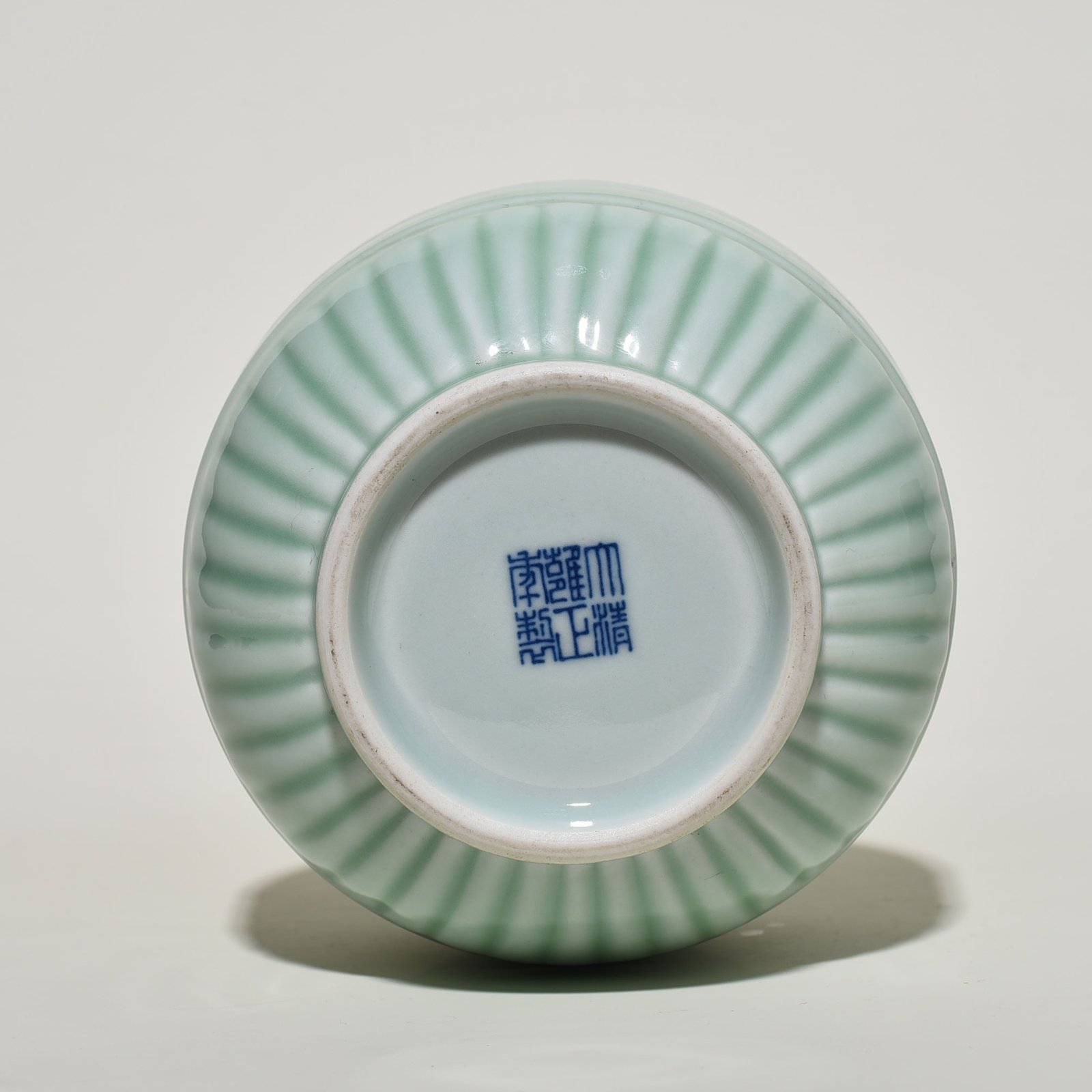 Qing Dynasty Yongzheng pink celadon glaze flower pouring