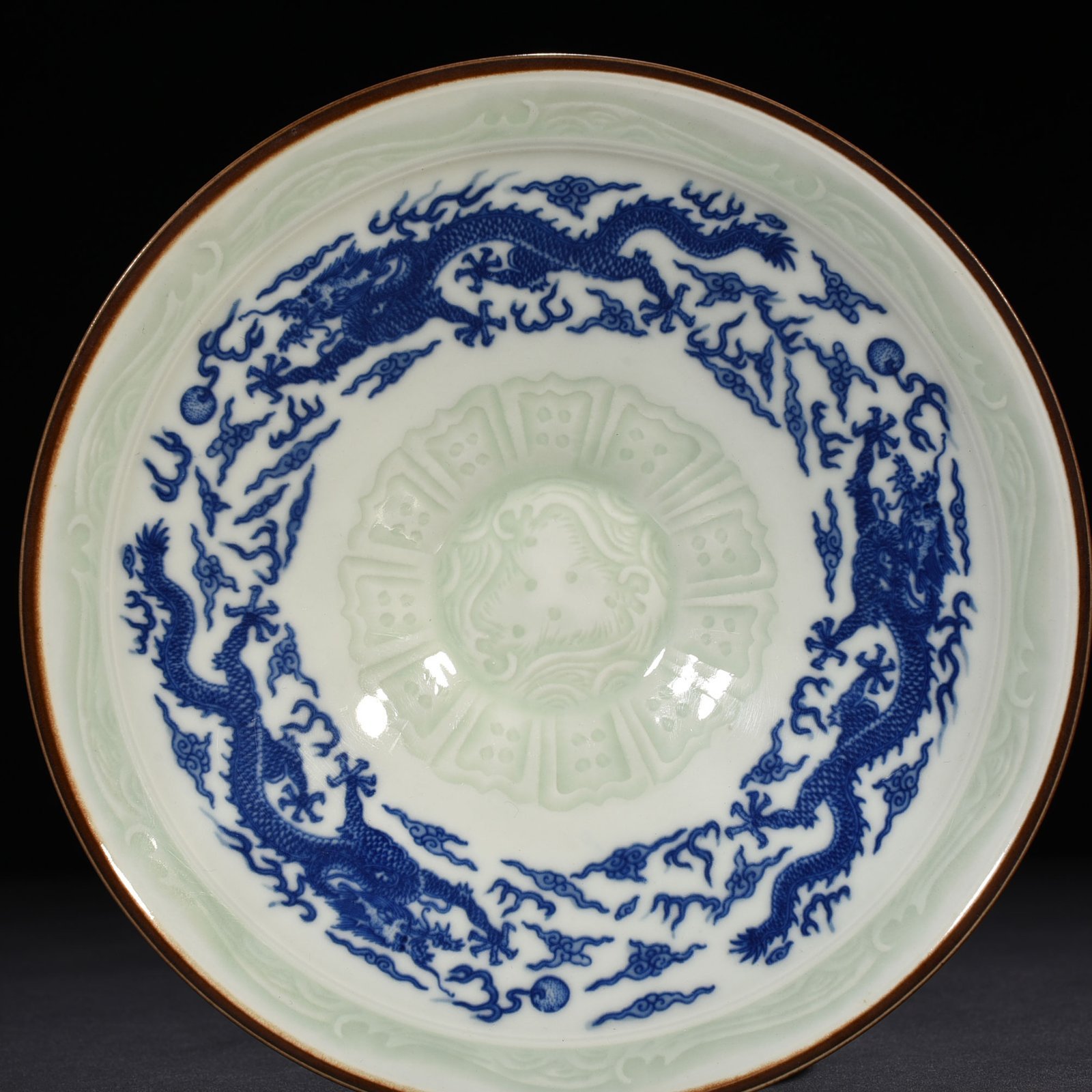 Qing Dynasty Yongzheng pink celadon glaze flower pouring