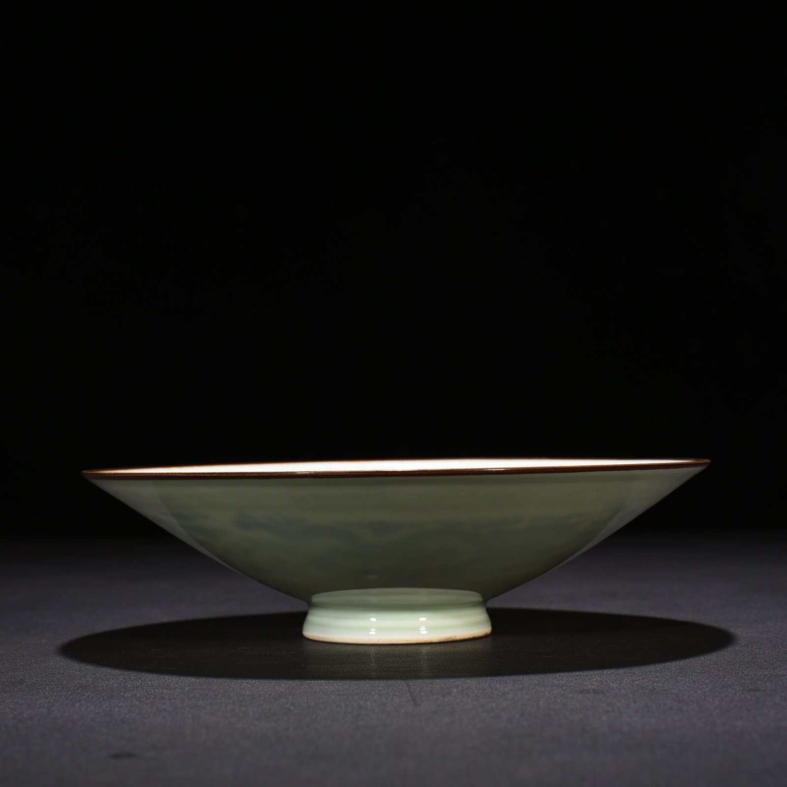 Qing Dynasty Yongzheng pink celadon glaze flower pouring