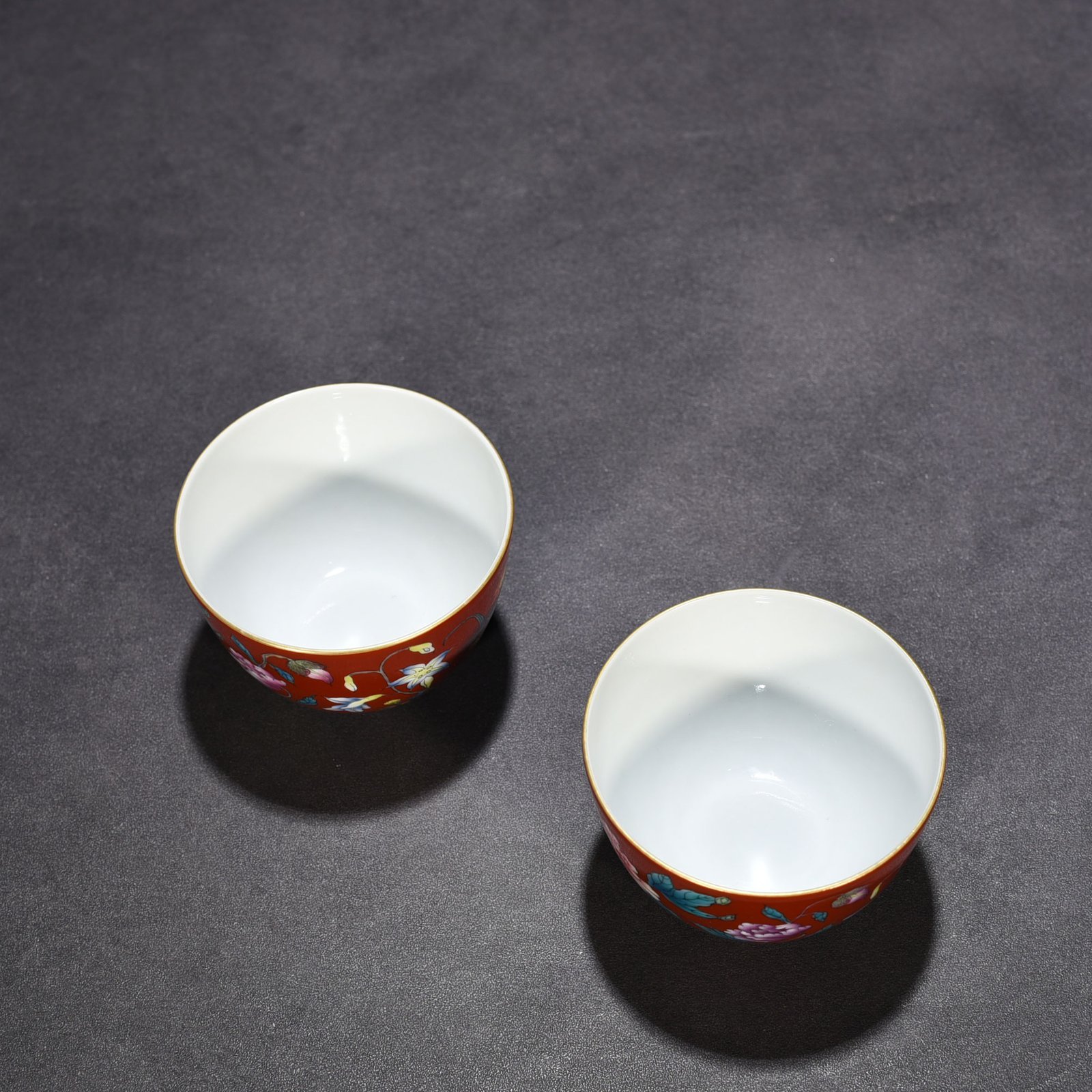 Qing Dynasty Yongzheng red ground pastel peony flower pattern lying foot cup vat cup
