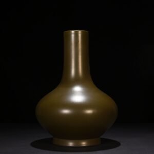 Qing Dynasty Yongzheng tea minced eel yellow glaze water chestnut bottle