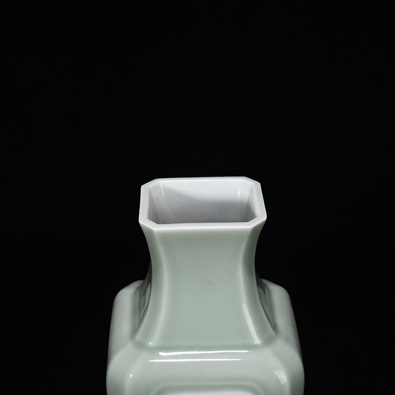 Qing Dynasty Yongzheng bean green glaze blue and white underglaze red landscape square vase