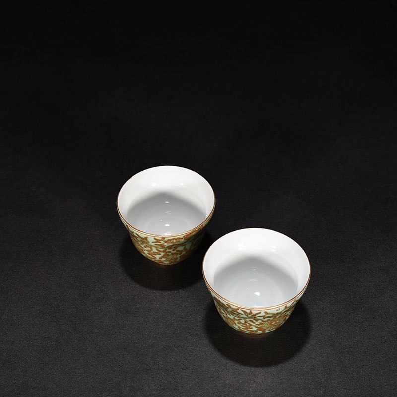 Qing Dynasty Yongzheng bean green glaze cup with gilded branches