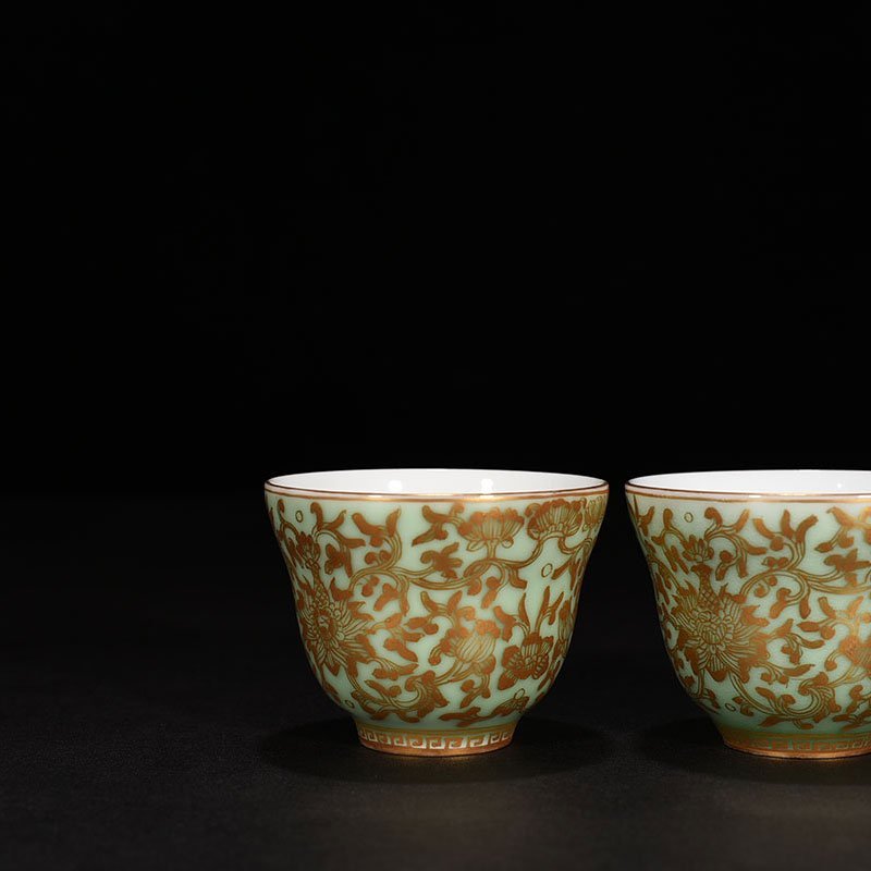 Qing Dynasty Yongzheng bean green glaze cup with gilded branches