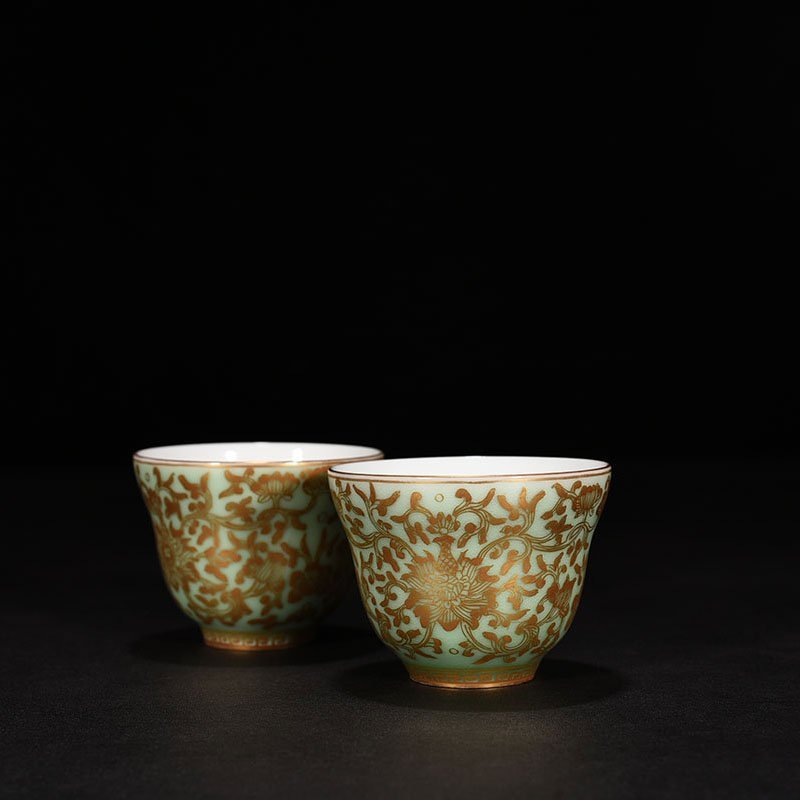 Qing Dynasty Yongzheng bean green glaze cup with gilded branches