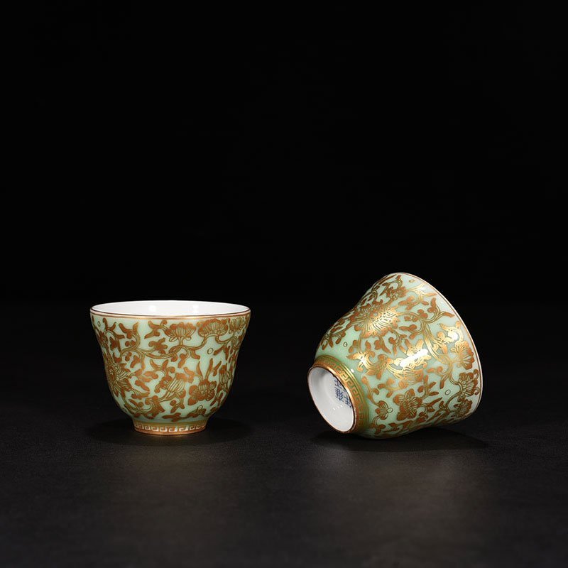Qing Dynasty Yongzheng bean green glaze cup with gilded branches