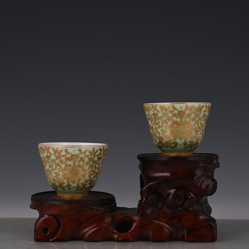 Qing Dynasty Yongzheng bean green glaze cup with gold intertwined branches