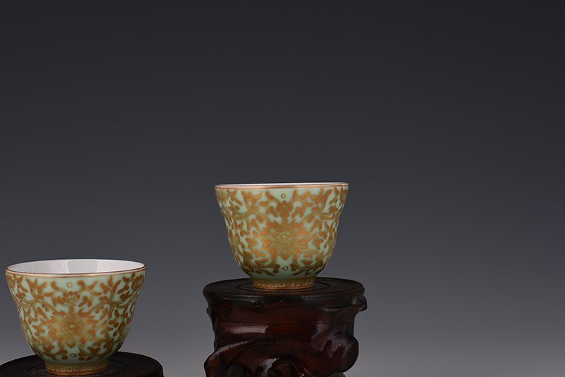 Qing Dynasty Yongzheng bean green glaze cup with gold intertwined branches