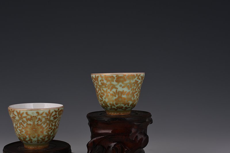 Qing Dynasty Yongzheng bean green glaze cup with gold intertwined branches