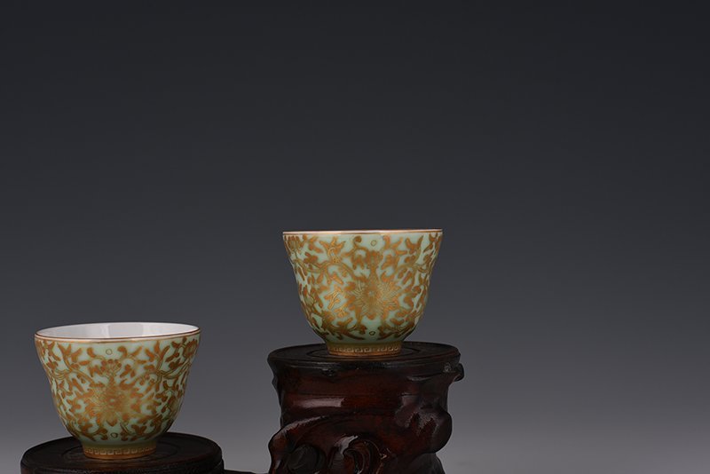 Qing Dynasty Yongzheng bean green glaze cup with gold intertwined branches