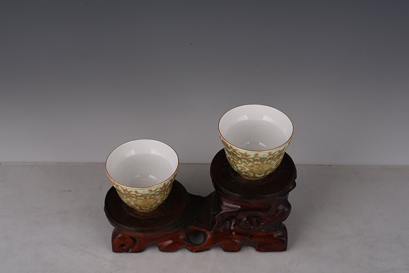 Qing Dynasty Yongzheng bean green glaze cup with gold intertwined branches