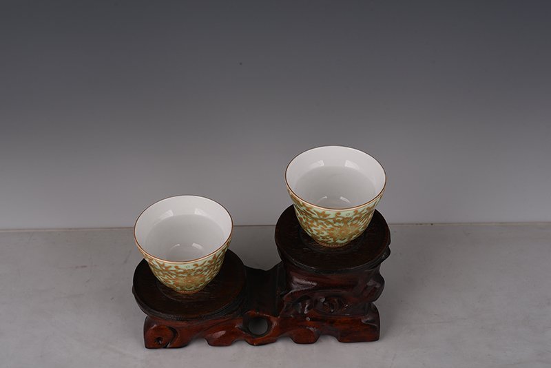 Qing Dynasty Yongzheng bean green glaze cup with gold intertwined branches