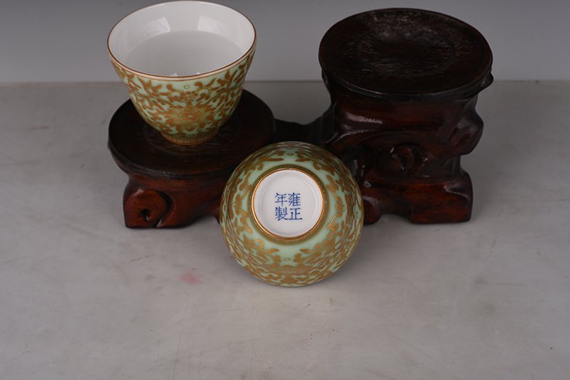 Qing Dynasty Yongzheng bean green glaze cup with gold intertwined branches