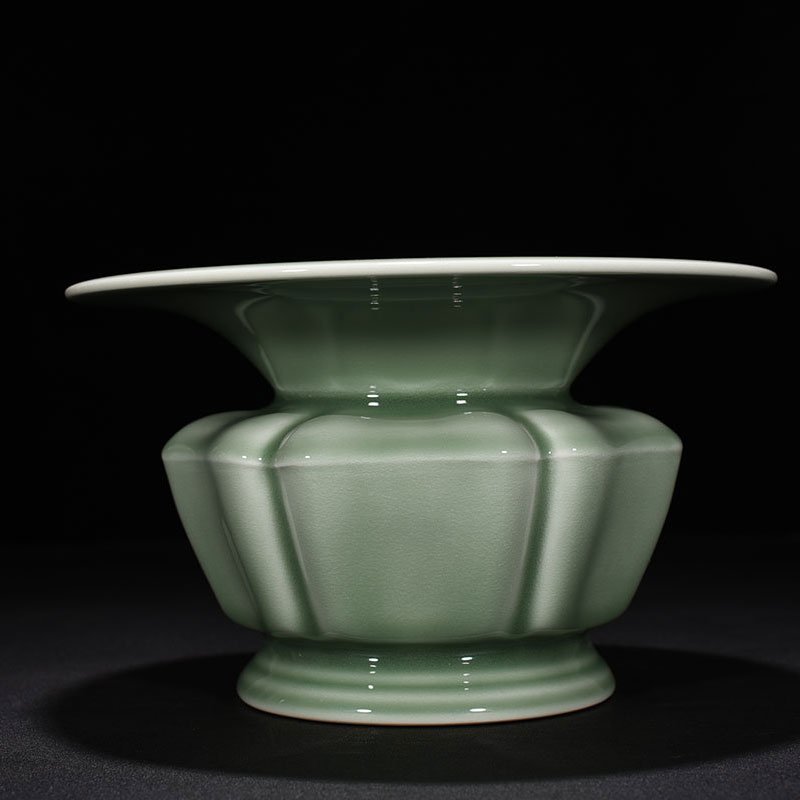 Qing Dynasty Yongzheng bean green glaze slag bucket