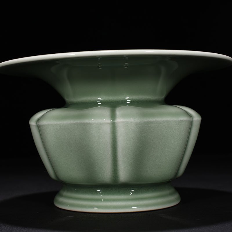 Qing Dynasty Yongzheng bean green glaze slag bucket
