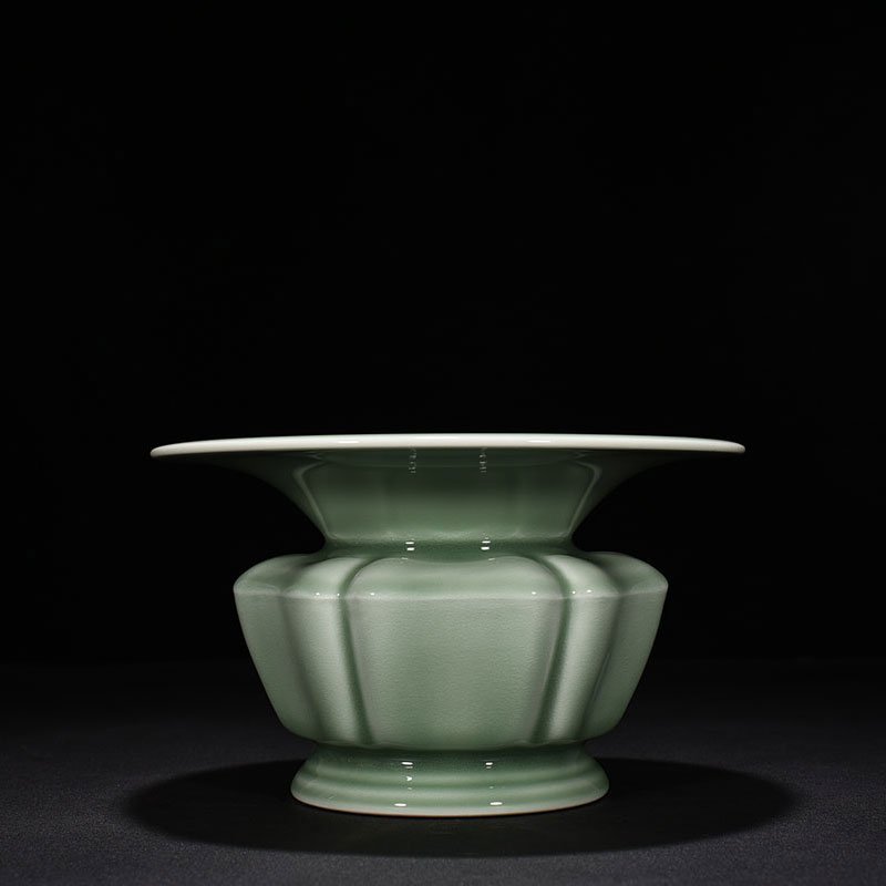 Qing Dynasty Yongzheng bean green glaze slag bucket