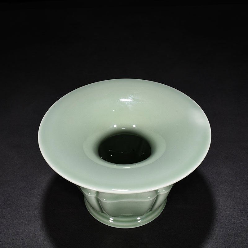 Qing Dynasty Yongzheng bean green glaze slag bucket