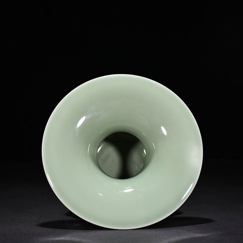 Qing Dynasty Yongzheng bean green glaze slag bucket