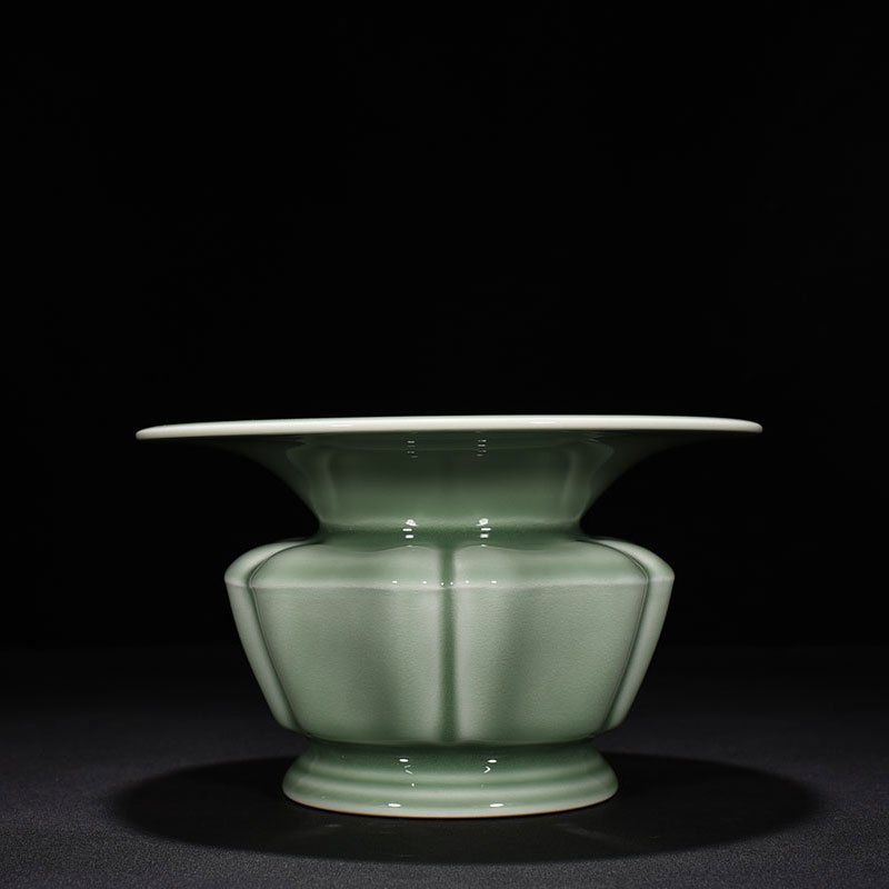 Qing Dynasty Yongzheng bean green glaze slag bucket