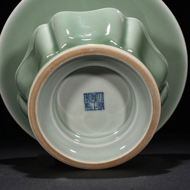 Qing Dynasty Yongzheng bean green glaze slag bucket