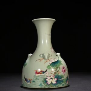 Qing Dynasty Yongzheng bean green glaze pastel lotus pond three-goat statue