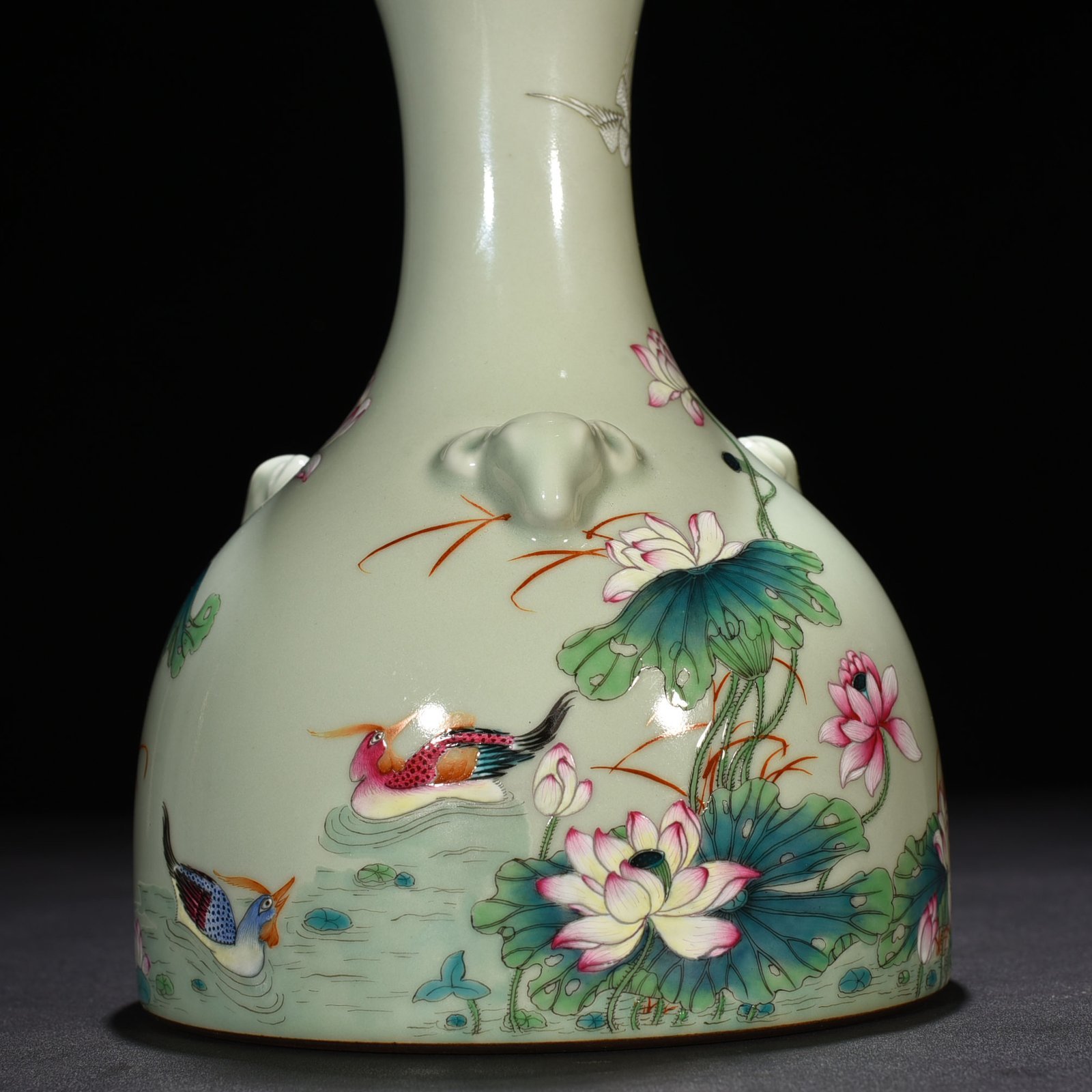 Qing Dynasty Yongzheng bean green glaze pastel lotus pond three-goat statue
