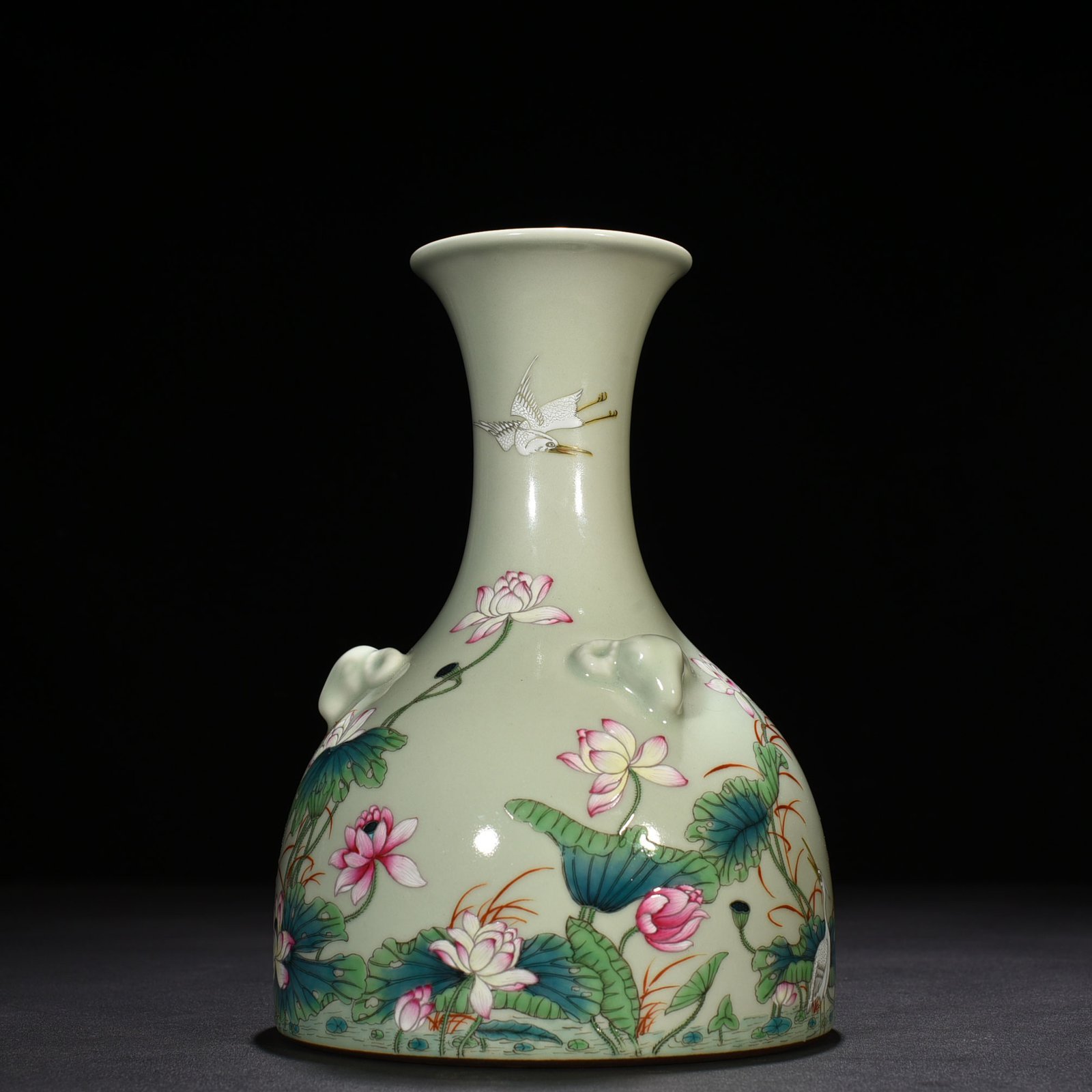 Qing Dynasty Yongzheng bean green glaze pastel lotus pond three-goat statue