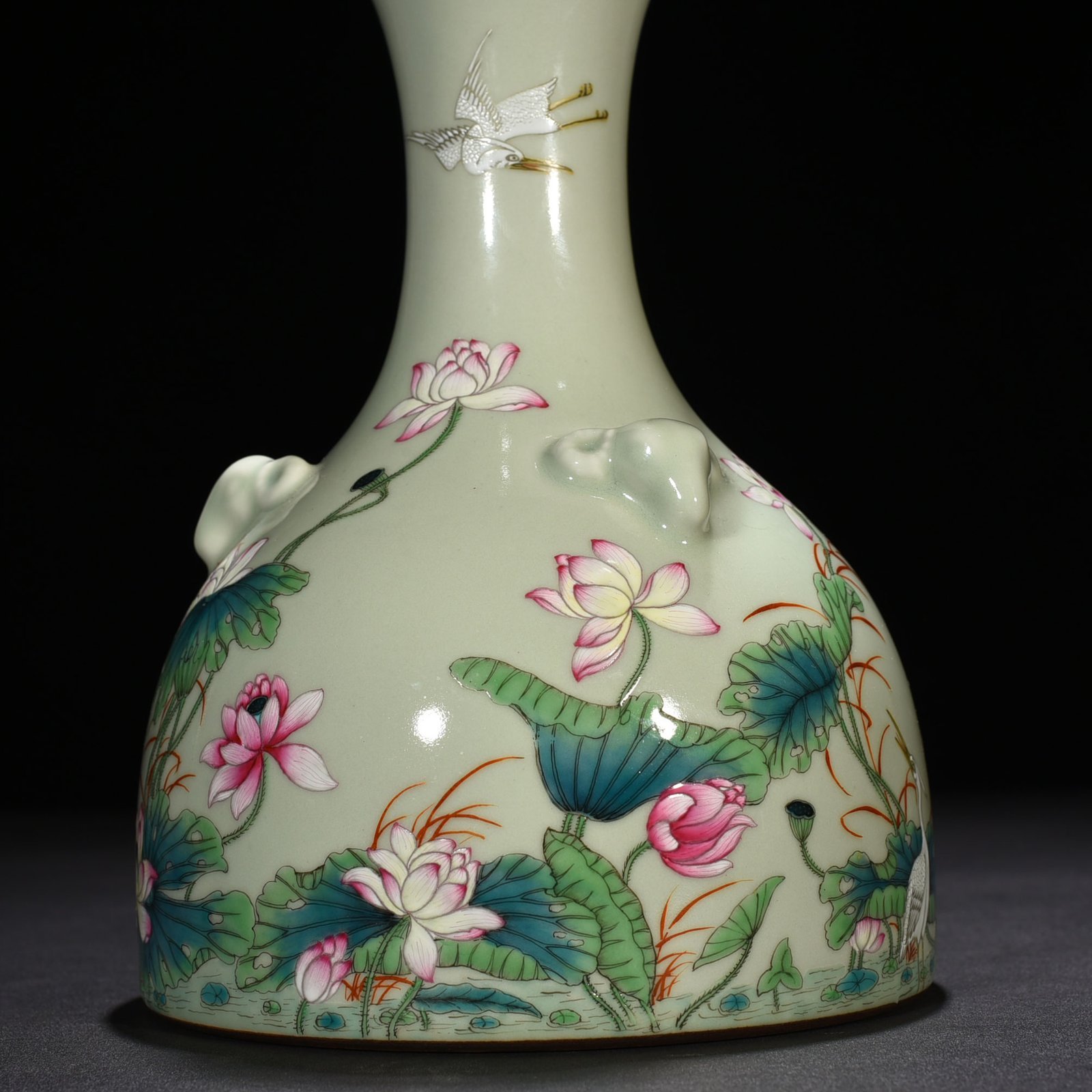 Qing Dynasty Yongzheng bean green glaze pastel lotus pond three-goat statue