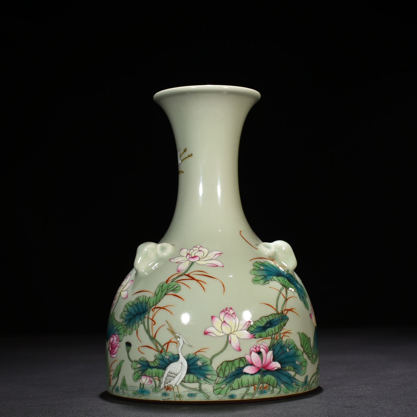 Qing Dynasty Yongzheng bean green glaze pastel lotus pond three-goat statue