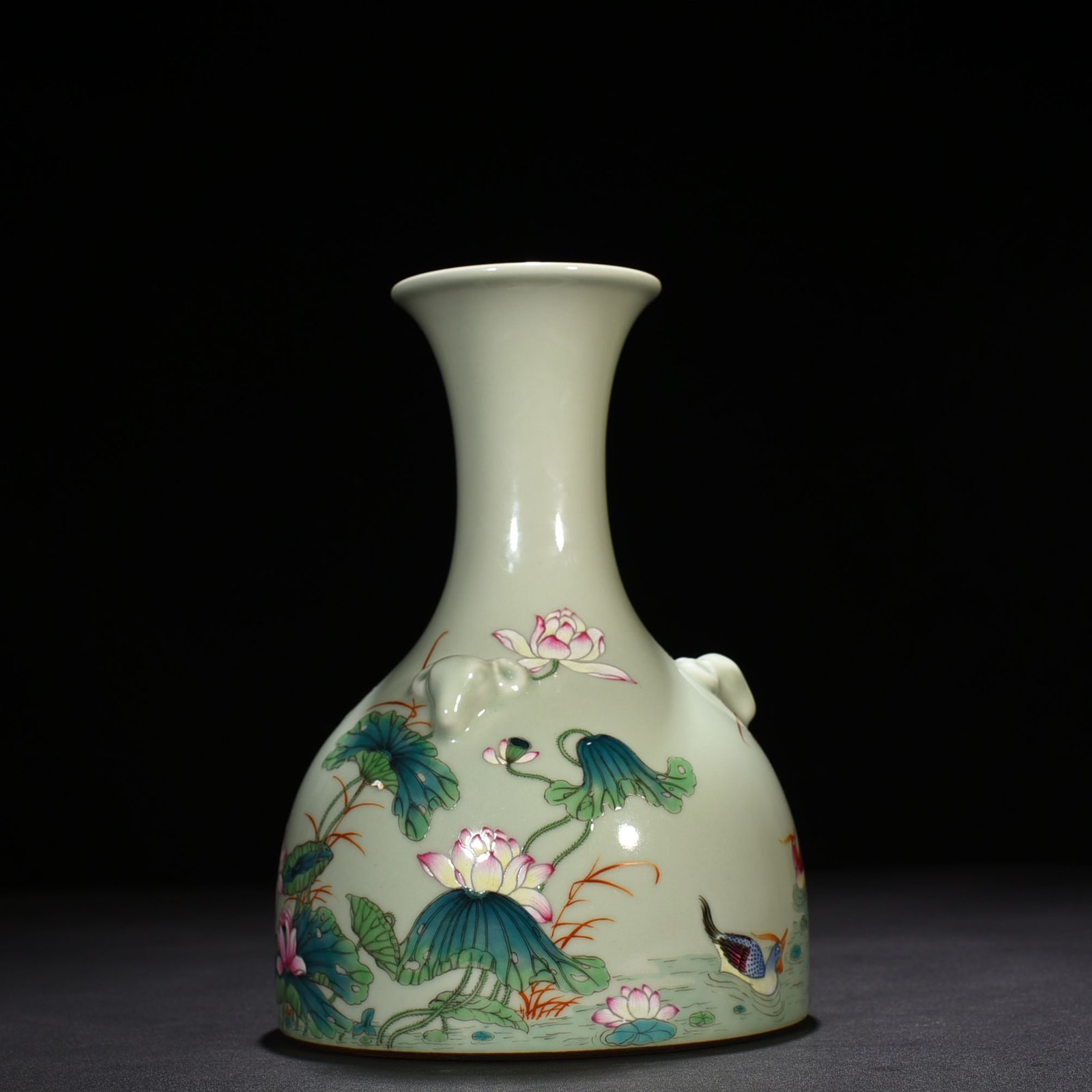 Qing Dynasty Yongzheng bean green glaze pastel lotus pond three-goat statue